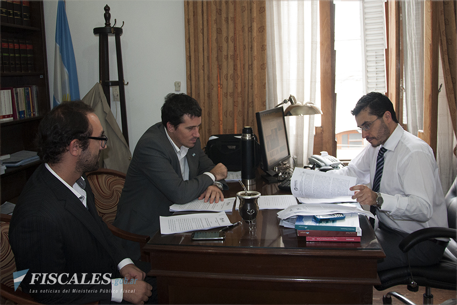 El fiscal Walter Rodríguez, el fiscal Carlos Gonella y Pedro Biscay, durante la firma de la presentación en la causa Bolsafe.