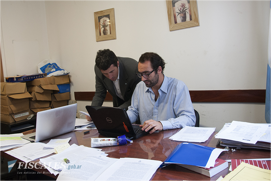 Carlos Gonella y Pedro Biscay trabajan en el pedido de indagatorias en la sede de la Fiscalía Federal Nº2 de Santa Fe.