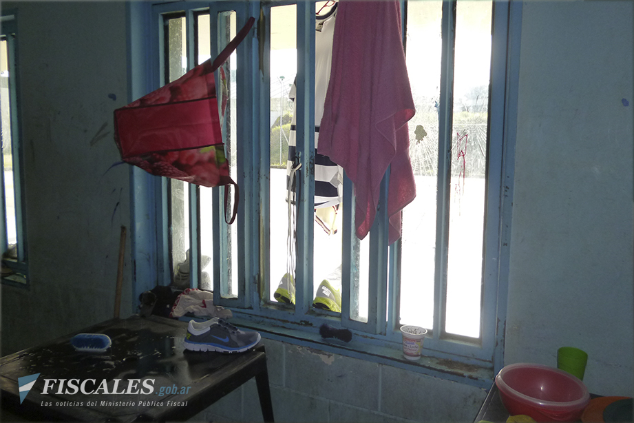 Ante la imposibilidad de salir al patio, los detenidos secan la ropa en las ventanas con vidrios rotos.