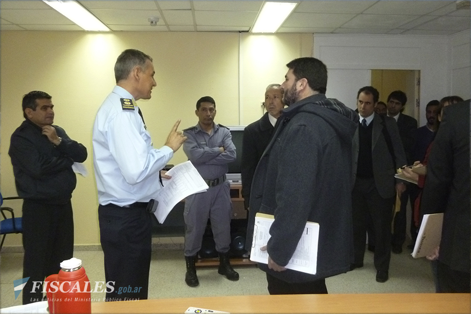 Antes de la inspección, los funcionarios requieren información sobre la población del penal en las oficinas del director.