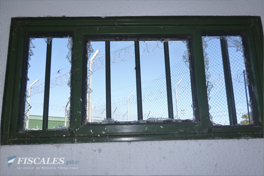 Las ventanas con vidrios rotos se reiteran a cada paso. 