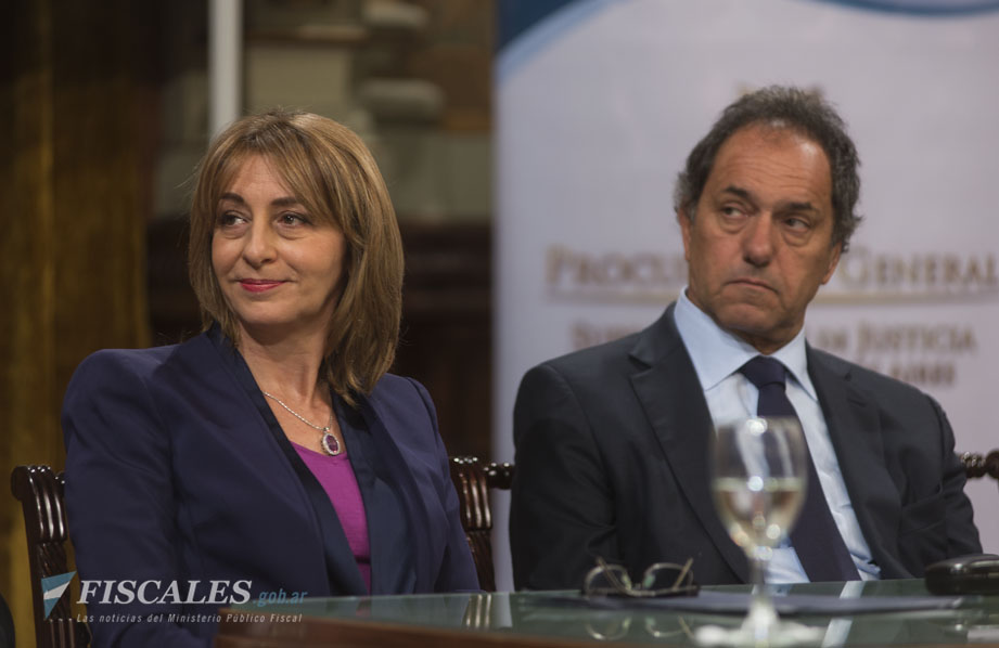 La procuradora estuvo acompañada por el gobernador Daniel Scioli. - Fotos: Claudia Conteris/Ministerio Público Fiscal/www.fiscales.gob.ar