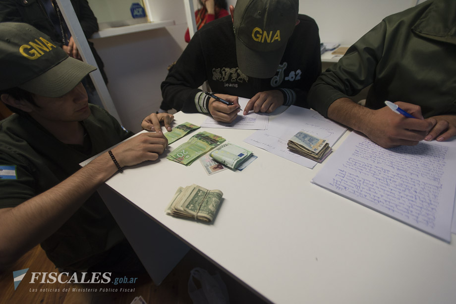 Gendarmería secuestró divisas, especialmente dólares. - 