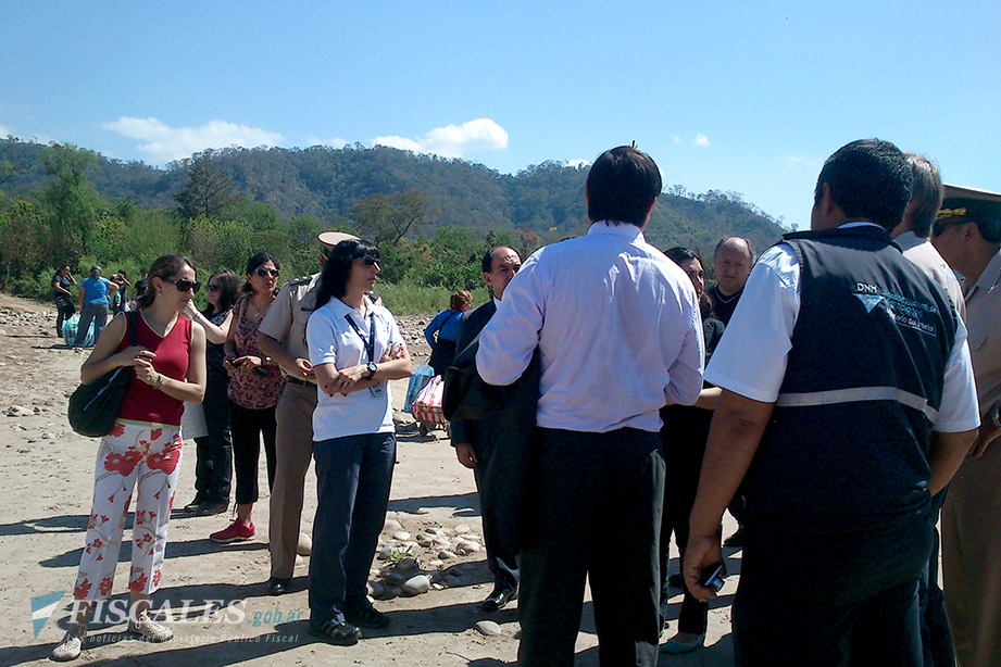 Los funcionarios se reunieron en la costa del Bermejo para analizar la situación del contrabando.  - Foto: Procelac