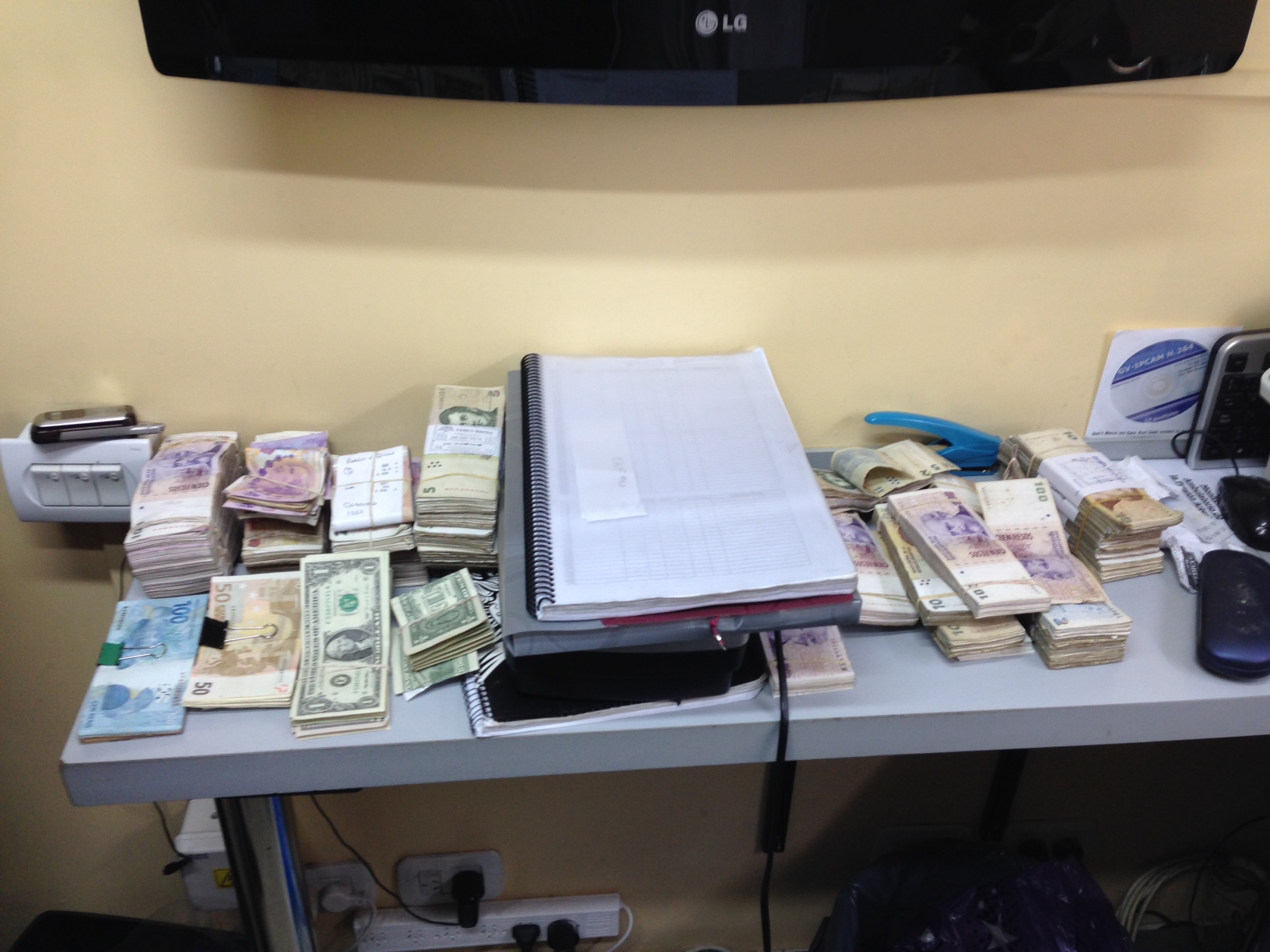 Dólares, euros y pesos, junto a las planillas secuestradas en el procedimiento - Foto: Procelac