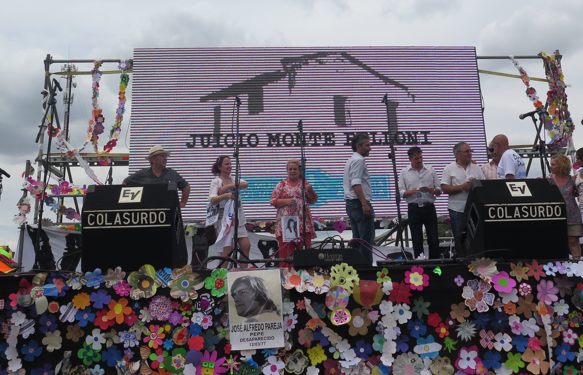 Las 35 mil flores realizadas por niños adornaron también el escenario de los festejos. - Fotos: Belén Cano/Ministerio Público Fiscal/www.fiscales.gob.ar