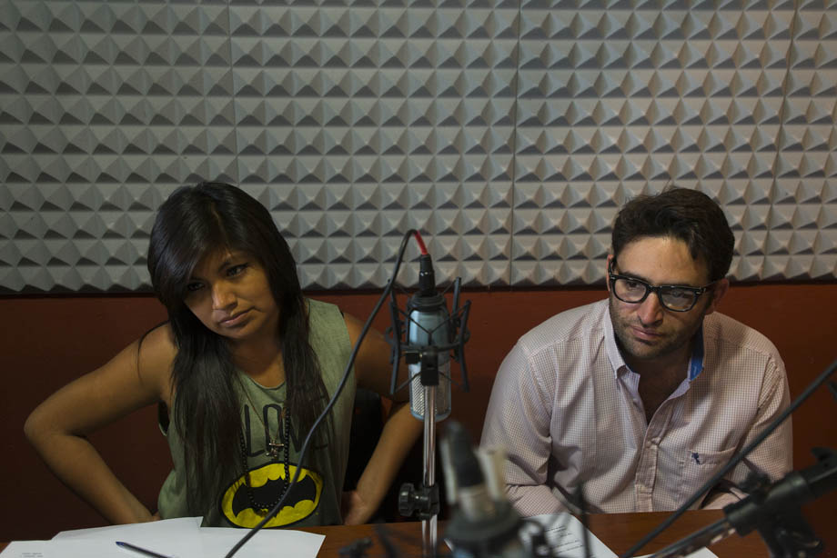 Lisa Blanco Escobar, una de las conductoras del ciclo ATAJO Radio, y Julián Axat, titular del Programa de Acceso Comunitario a la Justicia del MPF. - 