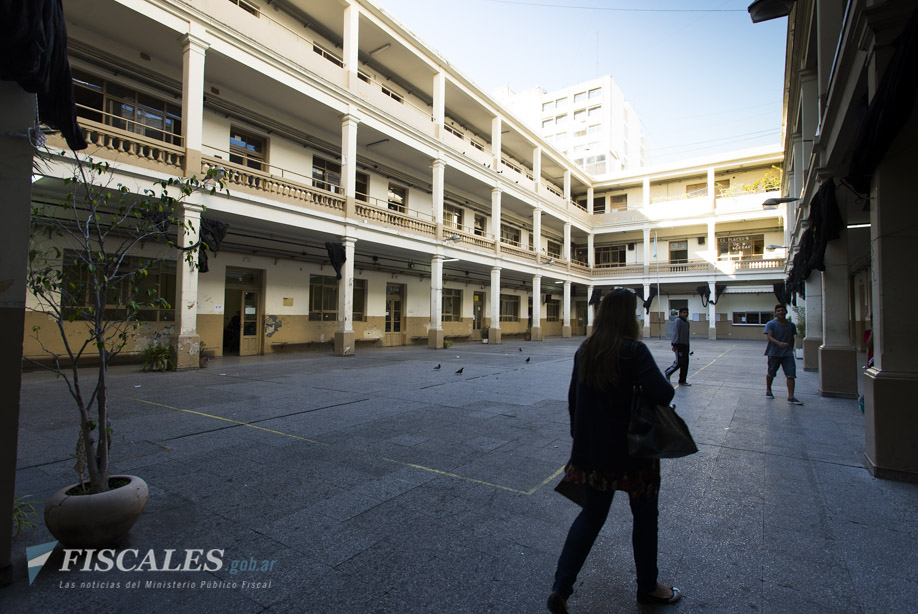 El centenario Colegio, de tres pisos colmados de aulas, se encuentra ubicado en La Recoleta.  - Foto: Claudia Conteris / MPF / www.fiscales.gob.ar 