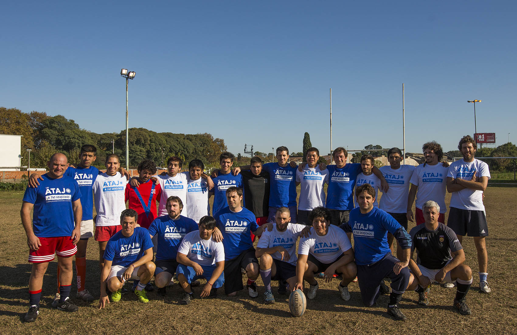 Fiscales y jóvenes de la villa, unidos por el rugby. - Foto: Claudia Conteris / MPF / www.fiscales.gob.ar