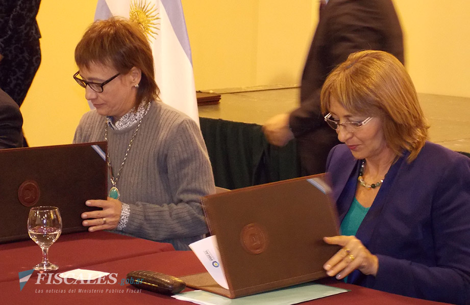 La gobernadora Fabiana Ríos y Alejandra Gils Carbó, durante la firma de convenios. - 