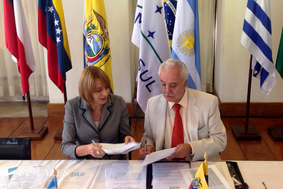 Alejandra Gils Carbó y Galo Chiriboga Zambrano, durante la firma del convenio de colaboración para causas vinculadas al Plan Cóndor. - 