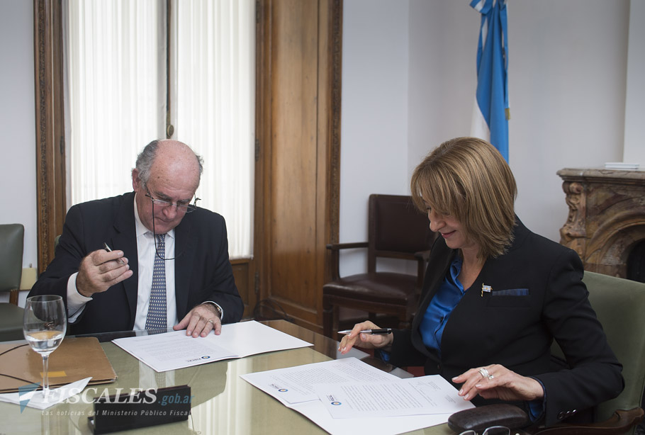 Parrilli y Gils Carbó oficializaron el traspaso de la ex DOJ. - Fotos: Claudia Conteris/Ministerio Público Fiscal/www.fiscales.gob.ar