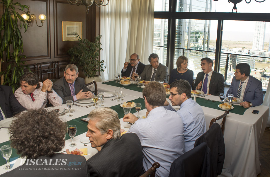 Di Lello, Dalla Via, Gils Carbó, Corcuera y Gonella, durante el almuerzo que se realizó en la sede del Banco Provincia.