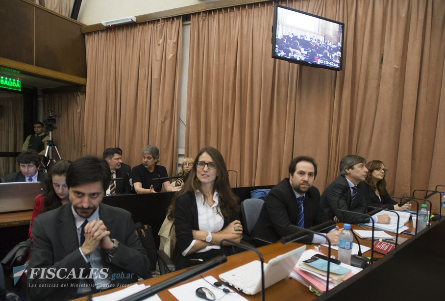 Abogados de la querella y fiscales escucharon juntos las acusaciones. - Fotos: Claudia Conteris/Ministerio Público FIscal/www.fiscales.gob.ar