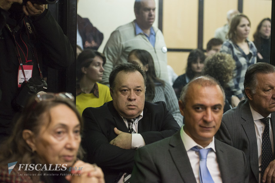 Carlos Telleldín, al fondo, escucha la acusación.  - Fotos: Claudia Conteris/Ministerio Público FIscal/www.fiscales.gob.ar