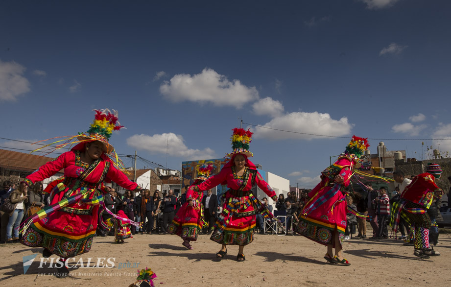 la agrupación de danzas folklóricas bolivianas Los Cumpitas bailó un Tinku. - Fotos: Claudia Conteris/Ministerio Público Fiscal/www.fiscales.gob.ar
