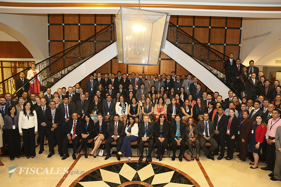 La foto oficial de los funcionarios y funcionarias de distintos puntos del continente que participaron del taller regional. - 