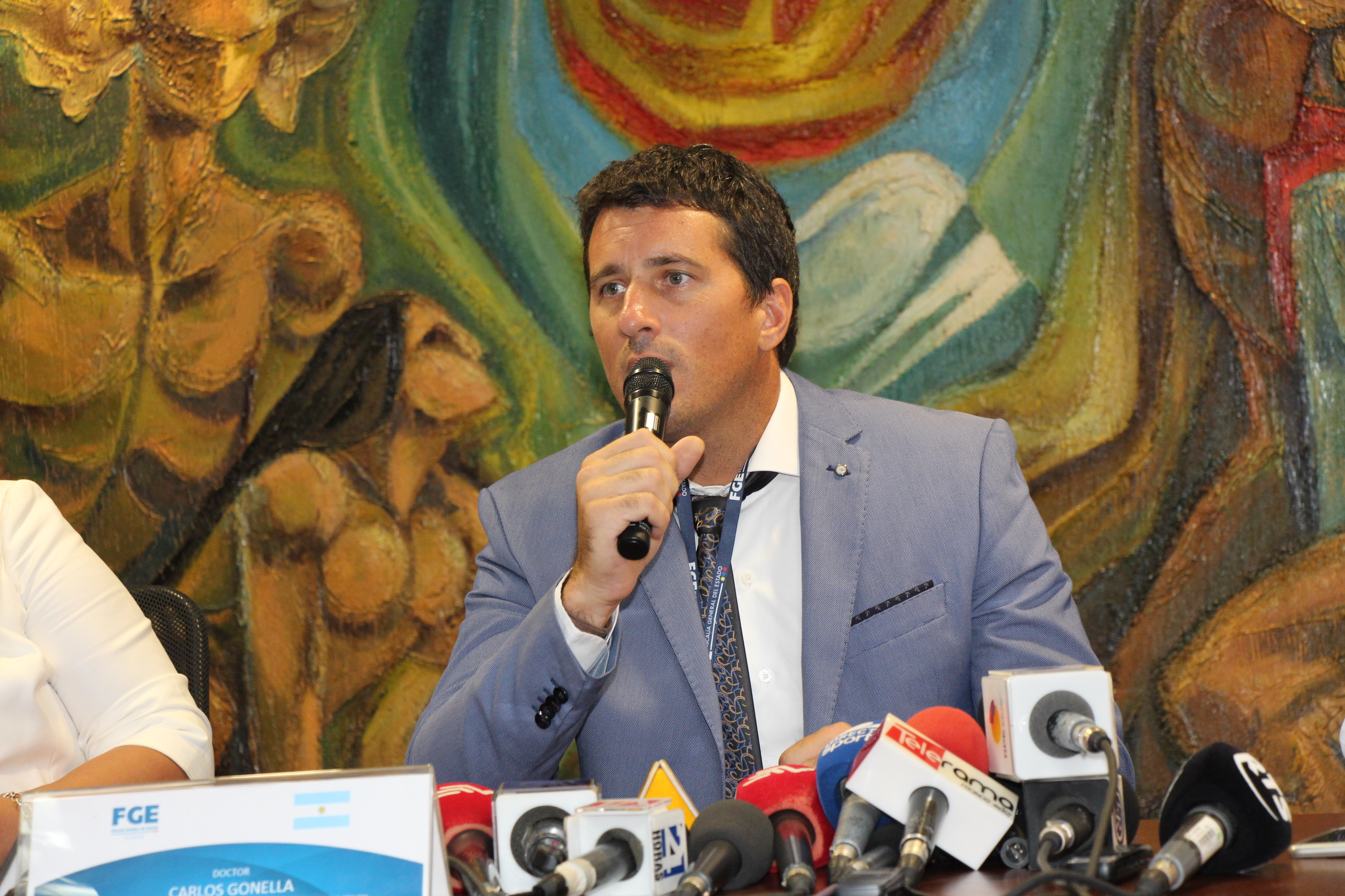 Gonella explicó que los fiscales requerirán a EEUU detalles sobre la circulación de dinero de las coimas por su circuito financiero. - Foto: Fiscalía General del Estado de Ecuador. 