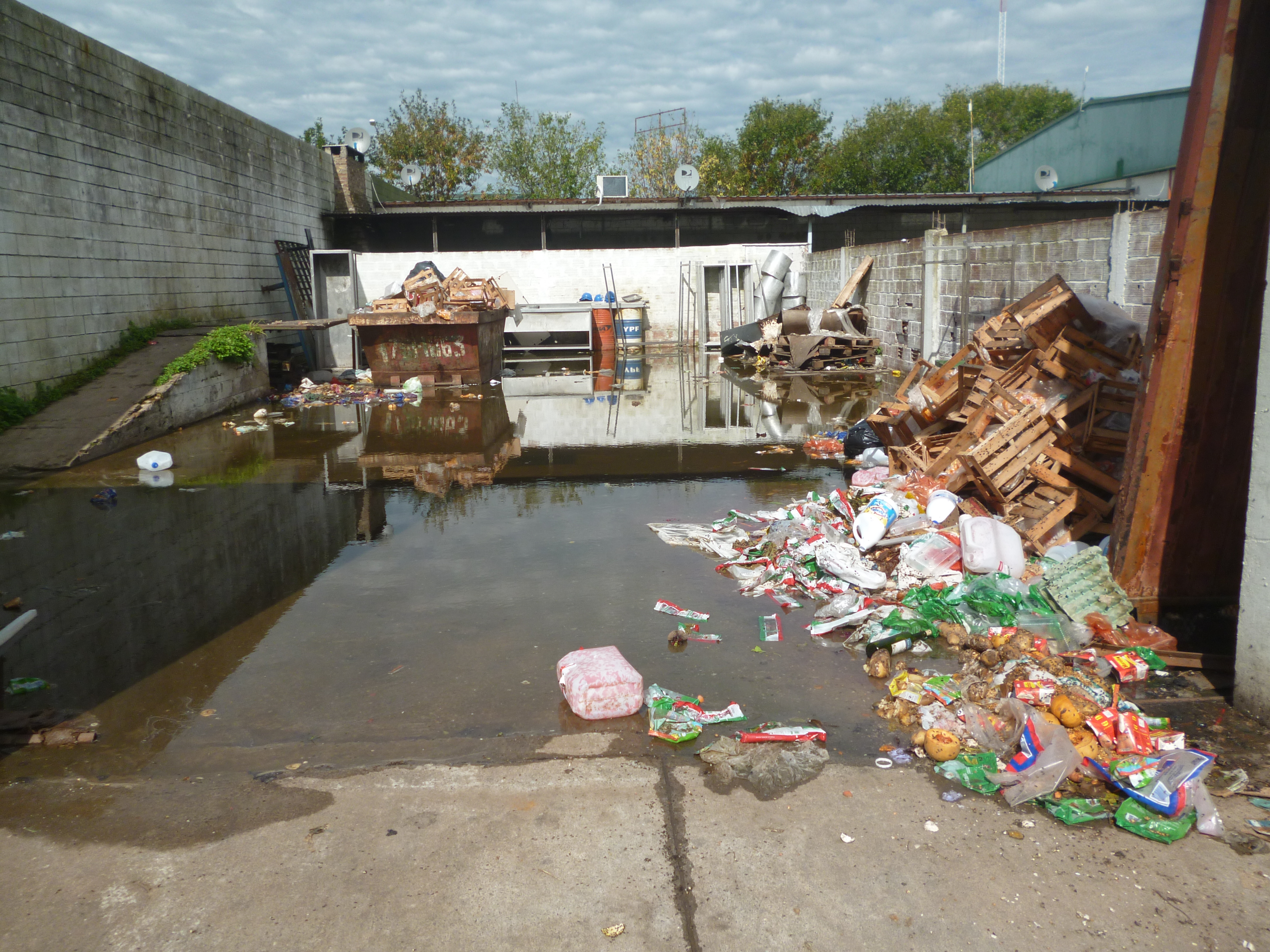 Un playón contiguo a la cocina central del penal estaba inundado y convertido en un depósito de basura. - Foto: Procuvin
