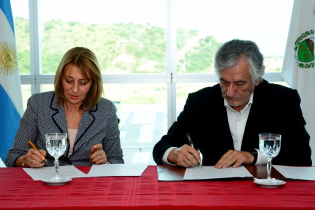 Gils Carbó y Rodríguez Saá, durante el acto oficial por la firma del convenio. - Foto: Gobierno de San Luis