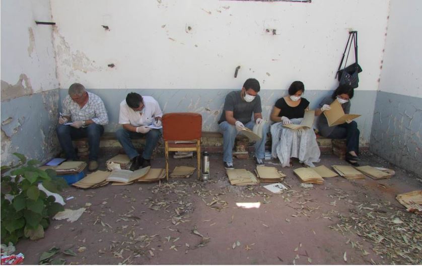 Los primeros trabajos del grupo de investigadores fueron realizados a la intemperie, en un patio, sin mesas ni sillas. - Imágenes remitidas por la Unidad Fiscal de Santiago del Estero