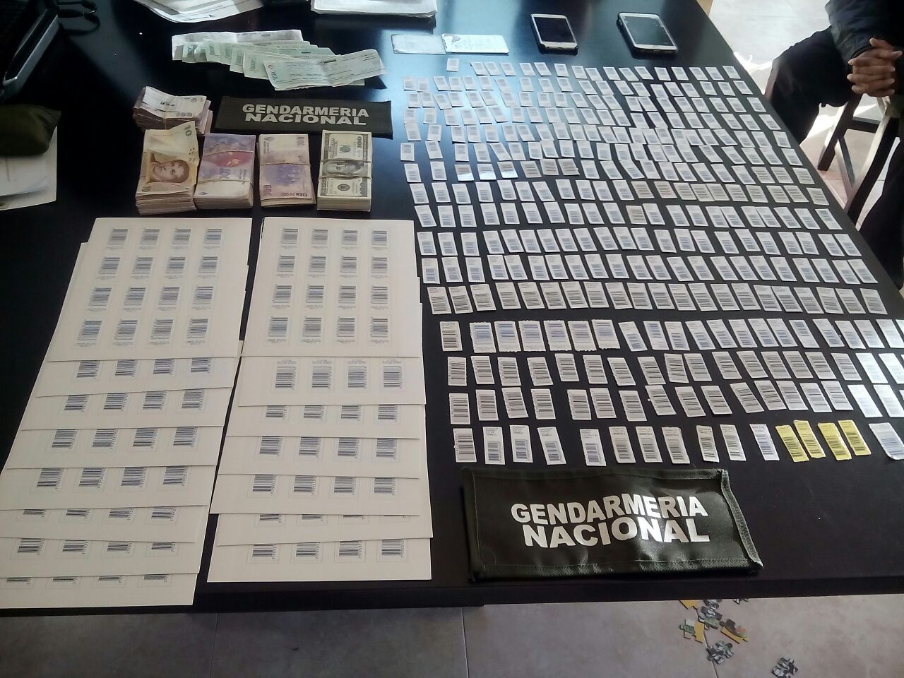 Troqueles de medicamentos y dinero secuestrado durante los procedimientos realizados por la Gendarmería Nacional. - Foto: UFI PAMI