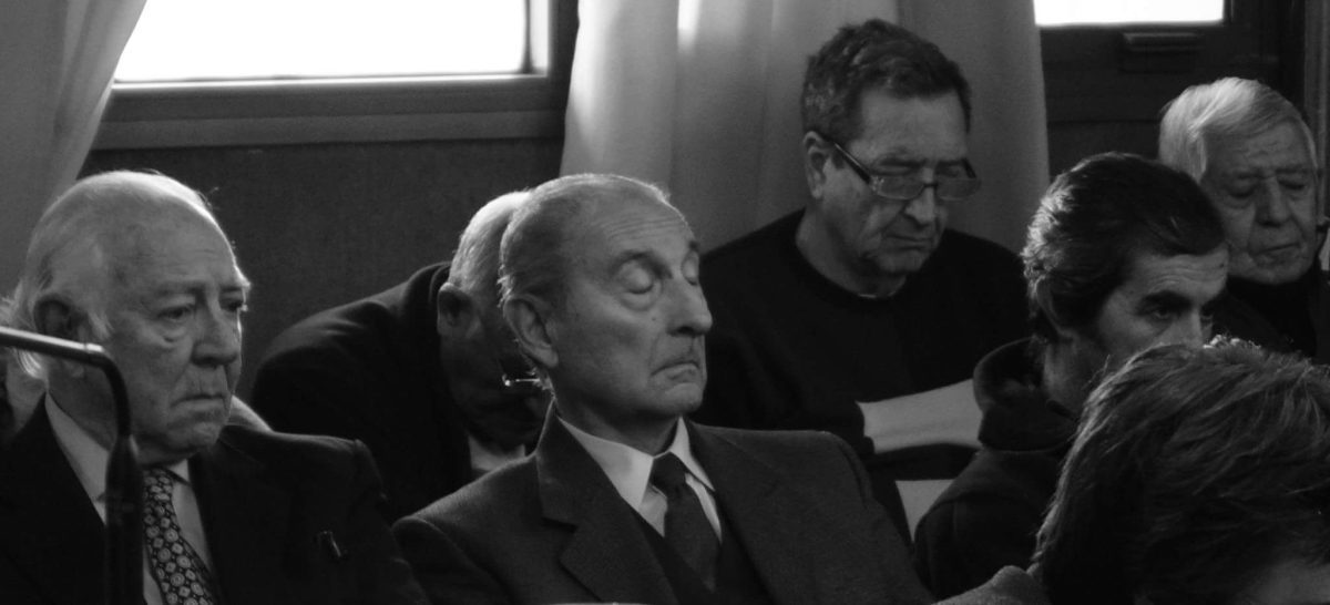 Romano, de anteojos, en el fondo; Petra, de ojos cerrados; y Miret, a su lado, entre los acusados.   - Fotos: gentileza de juiciosmendoza.wordpress.com