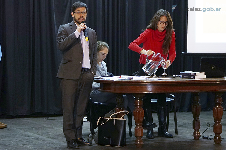 El secretario de la Unidad Fiscal de Rosario, Álvaro Baella, presenta a Carolina Varsky y a Elizabeth Gómez Alcorta.  - Foto: Unidad Fiscal de Rosario.