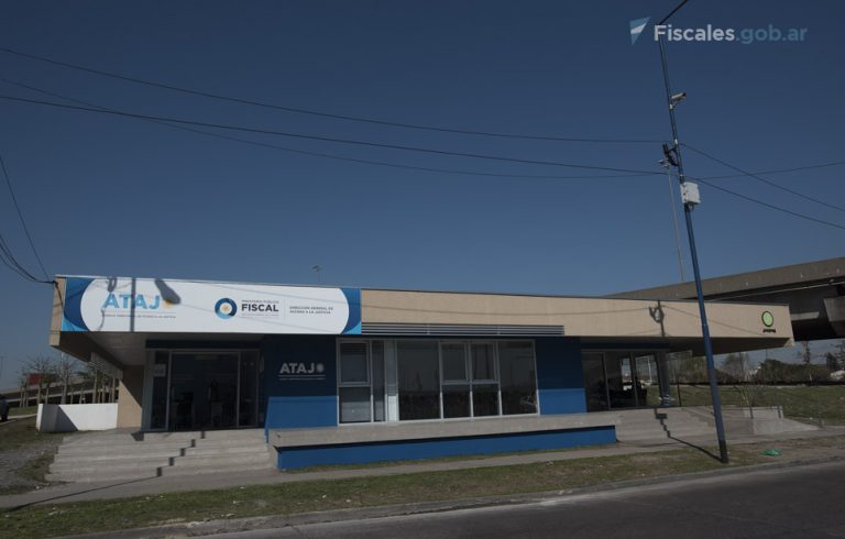 Dock Sud: una joven se presentó esposada en la agencia ATAJO y denunció violencia en un operativo policial realizado en su domicilio