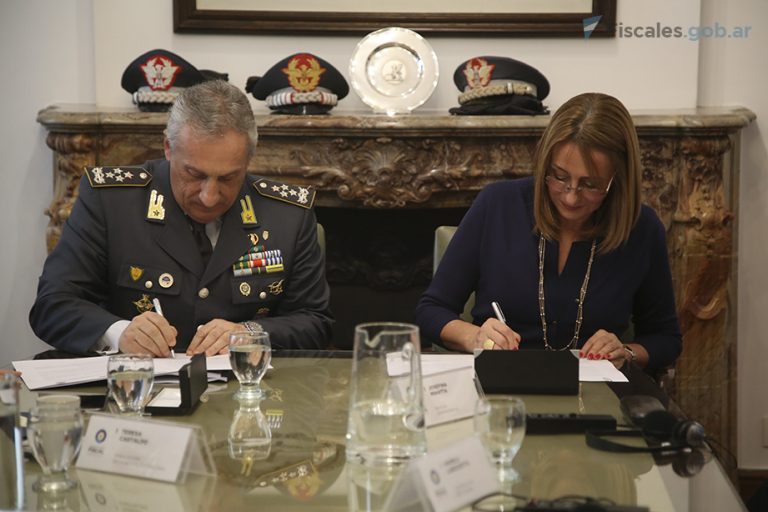 Gils Carbó firmó un convenio de cooperación con la Guardia di Finanza de Italia