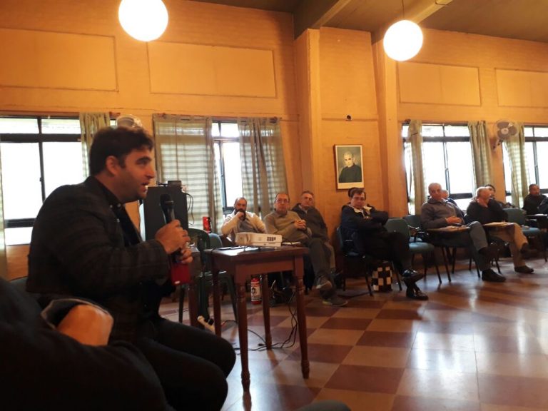 Claypole: Axat expuso ante medio centenar de curas, diáconos y religiosas