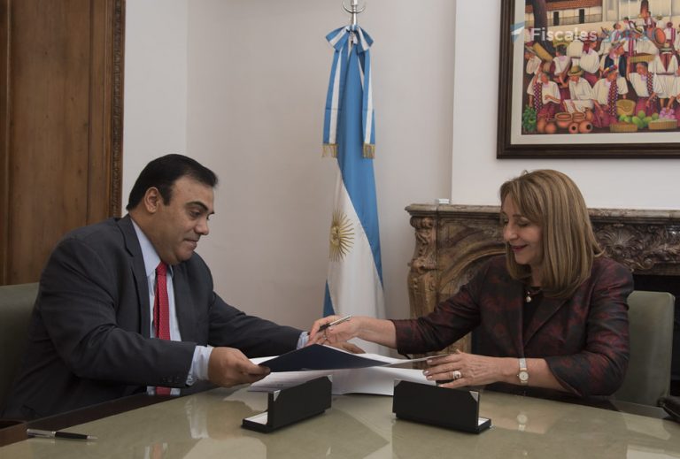 Gils Carbó firmó un convenio con su par de Paraguay Javier Díaz Verón