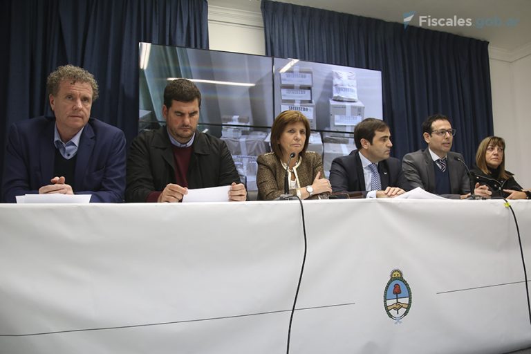 Detuvieron a trece personas acusadas de fugar más de U$S 300 millones