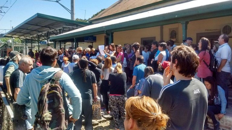 Tras los reclamos de ATAJO, el tren Roca volvió a detenerse en la estación Hudson