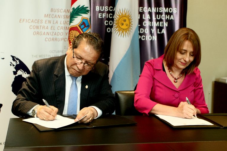 Lima: Gils Carbó firmó convenios de cooperación con Perú y Portugal