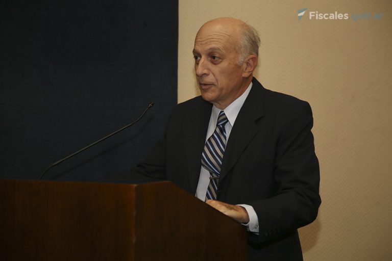 El procurador Casal distinguió a cinco funcionarias y funcionarios que cumplieron 50 años de servicio