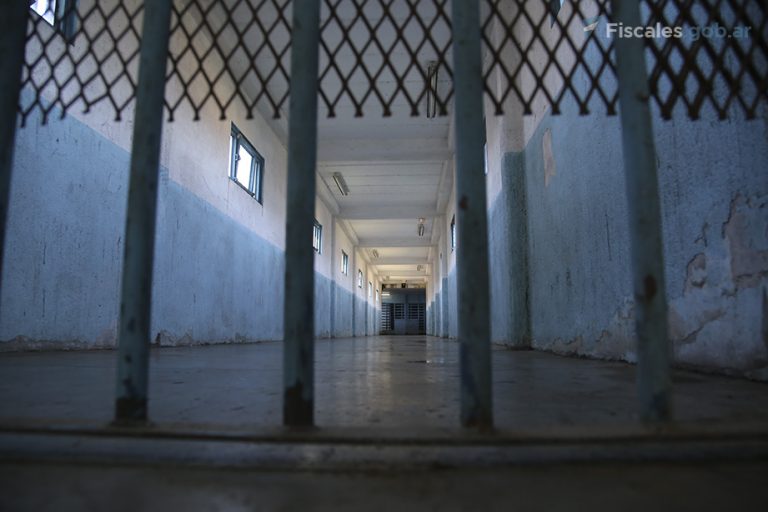 Procesan a cuatro agentes penitenciarios por torturas y abuso sexual a un detenido