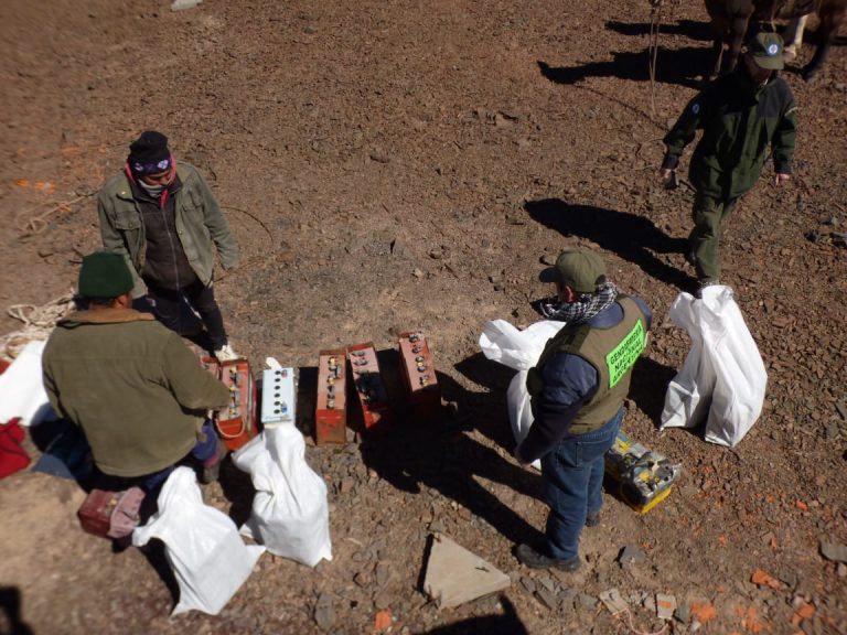 Salta: retiraron treinta baterías contaminantes ubicadas en la cima de un cerro del Parque Nacional Los Cardones