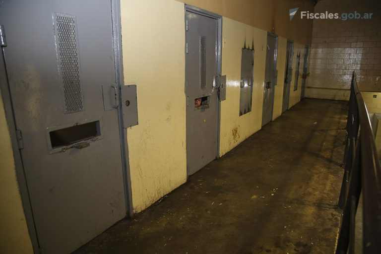 Casación revocó absoluciones y ordenó revisar los montos de las penas de tres agentes penitenciarios condenados por torturas en la cárcel de Ezeiza