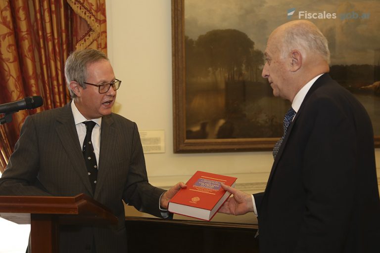 El procurador interino Eduardo Casal y el embajador británico Mark Kent inauguraron el Simposio sobre Lavado y Recupero de Activos