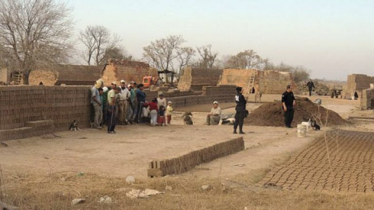 Ocho años de prisión y reparación económica a cada víctima, en un caso de trata laboral en una ladrillera de Córdoba
