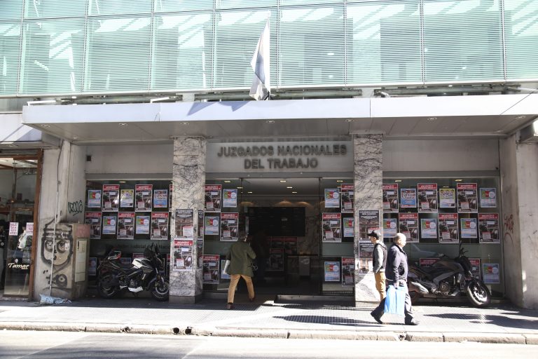 Dictaminaron a favor de la competencia del fuero laboral en casos de despidos por parte del Estado nacional