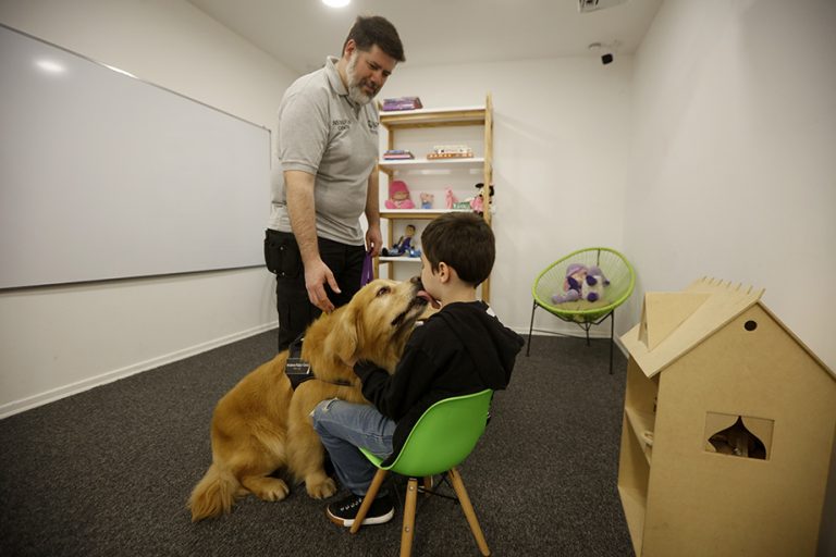 Delitos contra la integridad sexual: el rol de “Titán” para que niños y niñas declaren en un espacio amigable