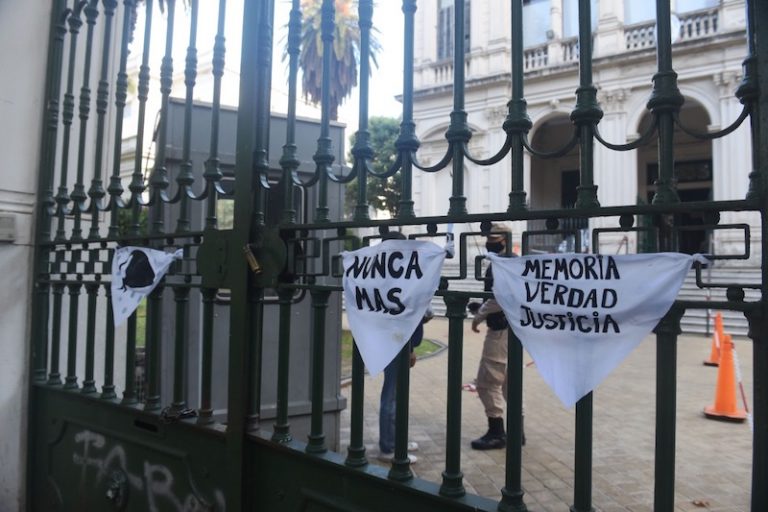 Juicio FECED III: seis prisiones perpetuas y cuatro penas de hasta 22 años de prisión a diez policías por crímenes de lesa humanidad
