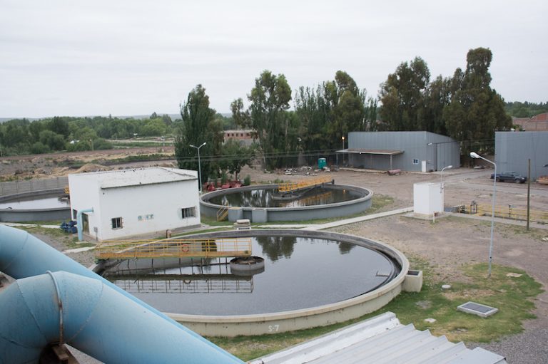 Procesaron a diez funcionarios y empleados públicos provinciales por la contaminación del Río Neuquén