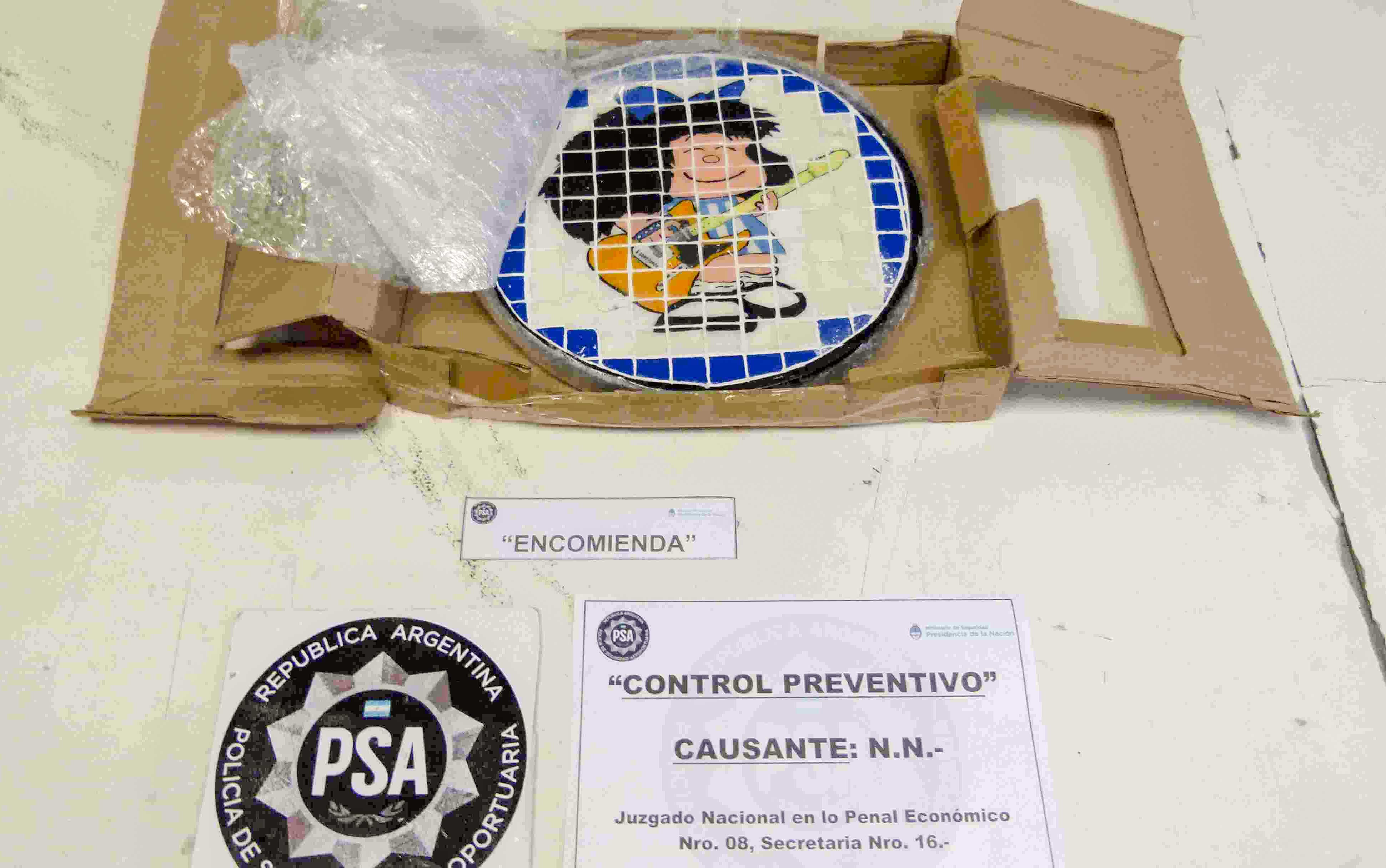 La encomienda con la imagen artesanal hecha con venecitas fue descubierta el 2 de junio.  - Imágenes: Policía de Seguridad Aeroportuaria.