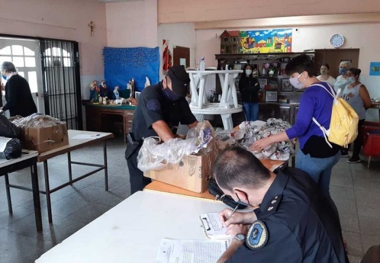 Destinan zapatillas y mochilas secuestradas en una causa a un hogar del barrio Las Heras de Mar del Plata