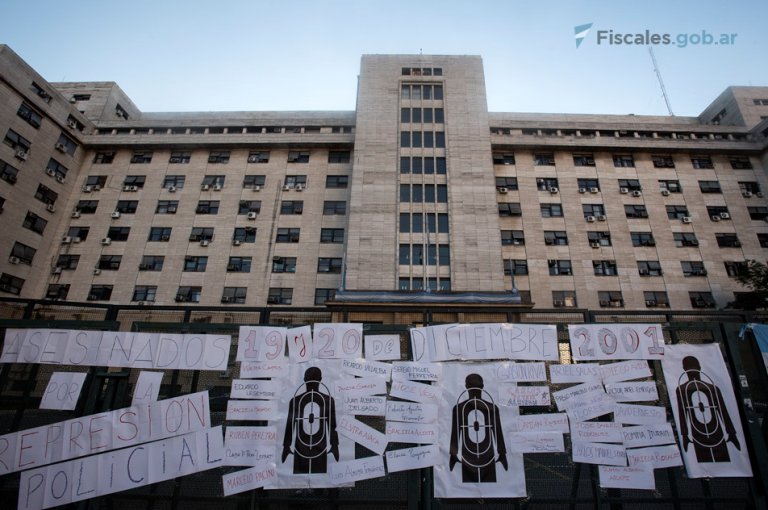 20 de diciembre de 2001: solicitan enjuiciar a tres policías por las vejaciones a las Madres de Plaza de Mayo y otros manifestantes