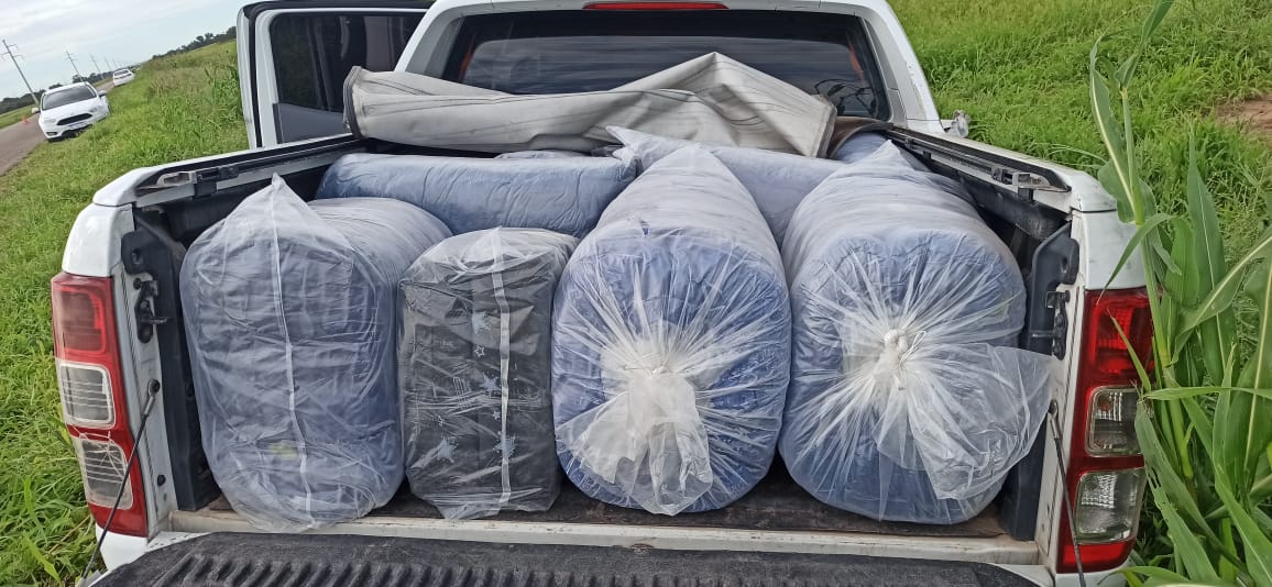 Los gendarmes encontraron los 418 kilos de coca en la caja y en los asientos traseros de la camioneta.  - Fotos: Gendarmería Nacional.