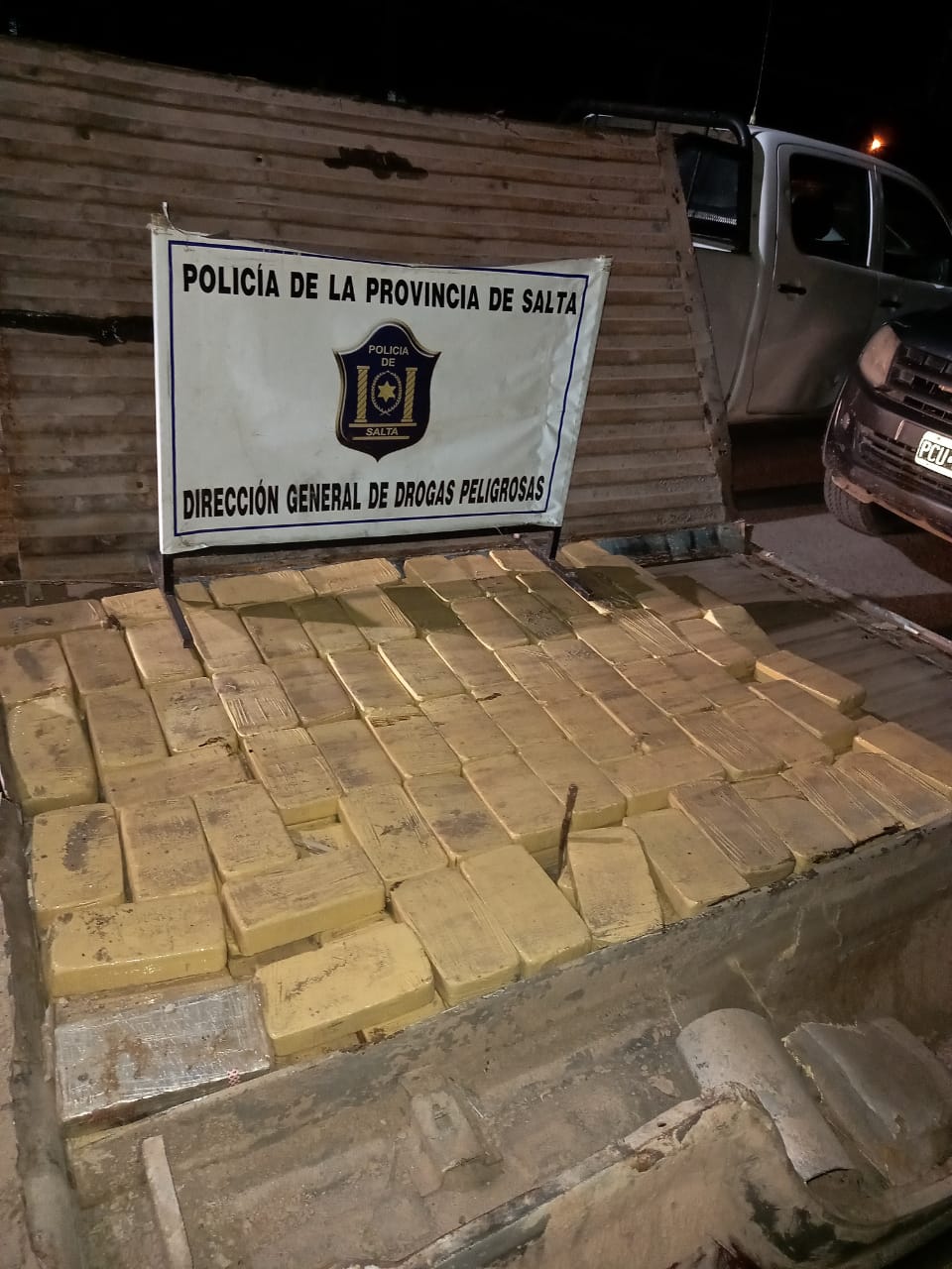 El secuestro del cargamento se dio luego del seguimiento de los vehículos, en el marco de una operación iniciada por una denuncia en sede policial. - Fotos: Policía de la provincia de Salta.
